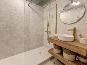 Secador de pelo, toallas