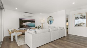 TV, books - La Vista by Experience Jervis Bay (Vincentia)