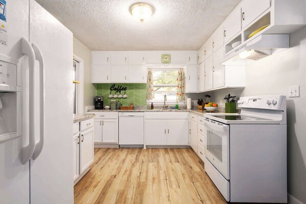 Geladeira, micro-ondas, fogão, cooktop