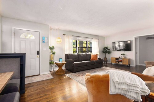 The Bayles Bungalow: PuttPutt, Sleeps 10,Walkable