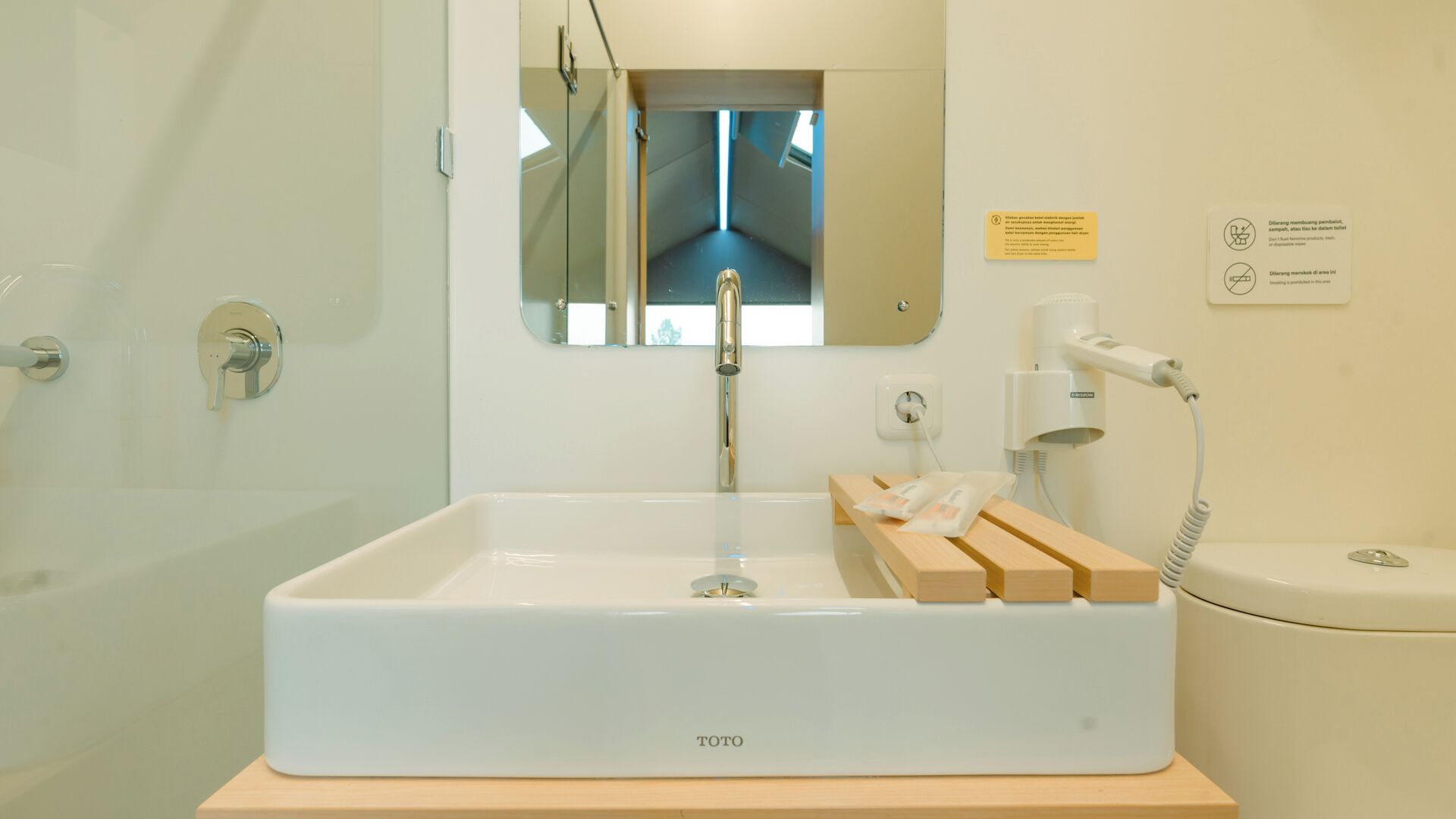 Camera Executive | Bagno | Doccia, asciugamani, sapone, shampoo