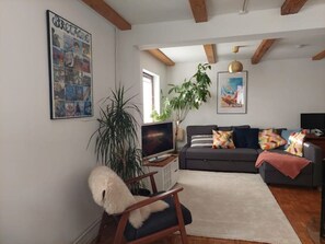 TV connectée, livres, chaîne hi-fi, écrans d'ordinateur