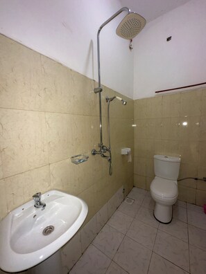 Standard Twin Room | Bathroom | Shower, rainfall showerhead, free toiletries, slippers - Conrad Hotel Kitengela (Kampala)