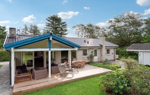 Outdoor dining - Amazing home in Dronningmølle (Dronningmølle)