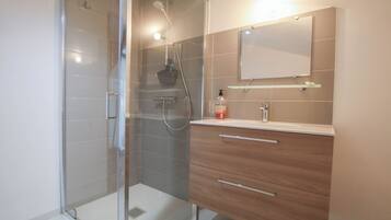 Dusche, Haartrockner, Handtücher, Seife