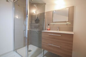 Suihku, hiustenkuivaaja, pyyhkeet, saippua