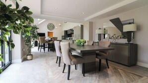 Un comedor moderno con una mesa grande, sillas y una planta en maceta.
