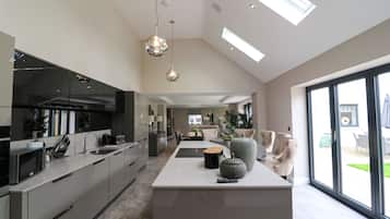 House | Private kitchen | Fridge, microwave, oven, stovetop