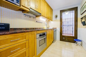 ثلاجة، ميكروويف، فرن، موقد طهي مسطح