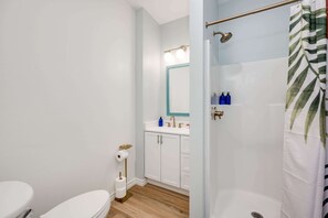 Dusch, hårtork och handdukar