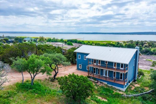 Comfortable Suite With Porch And Kitchenette