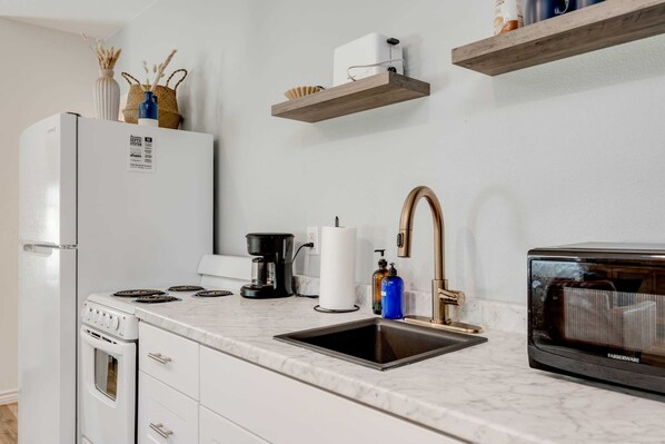 Kylskåp, mikrovågsugn, ugn och spishäll