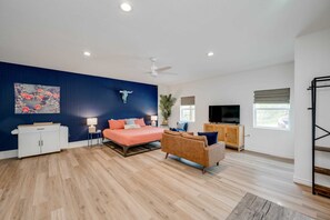 1 habitación, escritorio, tabla de planchar con plancha y cuna de viaje