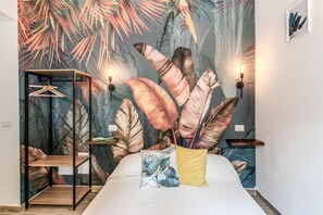 3 habitaciones, escritorio y tabla de planchar con plancha 