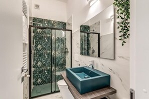 Shower, hair dryer, bidet, towels - New apartment in center of Rome, 300mt from the metro stop and train station (Roma)