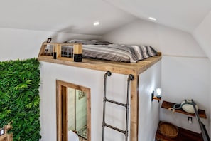 2 bedrooms, desk, iron/ironing board, travel crib - Romantic Tiny Luxury Retreat w/ hot tub, sauna & outdoor shower in Wimberley / 10 acres (Wimberley)