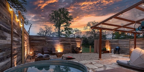 Romantic Tiny Luxury Retreat w/ hot tub, sauna & outdoor shower in Wimberley / 10 acres