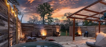 Romantic Tiny Luxury Retreat w/ hot tub, sauna & outdoor shower in Wimberley / 10 acres