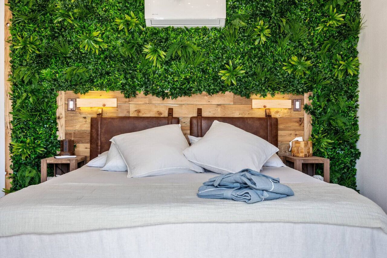 2 habitaciones, escritorio y tabla de planchar con plancha 