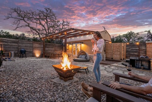 Romantic Tiny Luxury Retreat w/ hot tub, sauna & outdoor shower in Wimberley / 10 acres