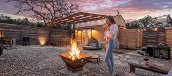 Romantic Tiny Luxury Retreat w/ hot tub, sauna & outdoor shower in Wimberley / 10 acres