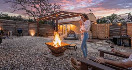 Romantic Tiny Luxury Retreat w/ hot tub, sauna & outdoor shower in Wimberley / 10 acres