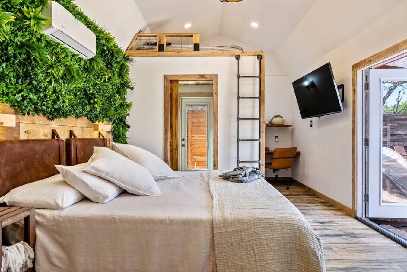 2 chambres, bureau, fer et planche à repasser, lit parapluie