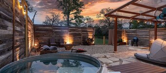 Romantic Tiny Luxury Retreat w/ hot tub, sauna & outdoor shower in Wimberley / 10 acres