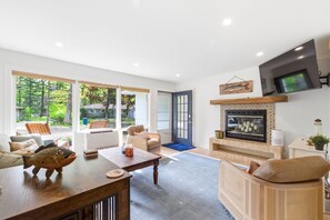 Smart TV, fireplace