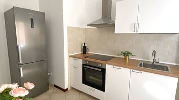 Frigorifero, microonde, forno, piano cottura