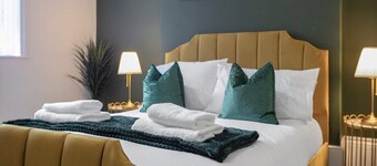 Spacious & Modern Oasis, 4-Bed House, Sleeps 7