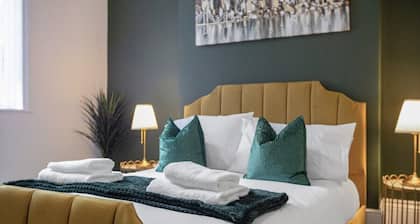 Spacious & Modern Oasis, 4-Bed House, Sleeps 7