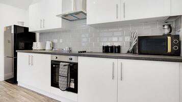 Refrigerador, microondas, horno y parrilla de estufa