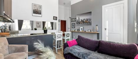 Classic-Apartment | Wohnbereich | 45-Zoll-LED-Fernseher mit Kabelempfang