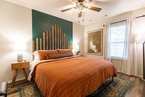 3 habitaciones, escritorio y tabla de planchar con plancha 