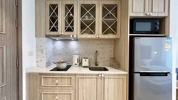 Estudio Deluxe | Cocina privada | Refrigerador, microondas, parrilla de estufa y tetera eléctrica