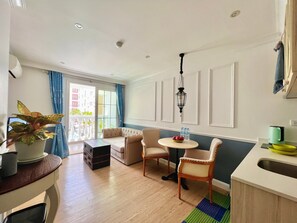 Condo, 1 Bedroom, Pool View | Living area