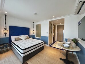 Deluxe Studio | 1 bedroom, blackout drapes, bed sheets