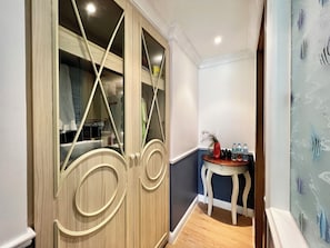 Condo, 1 phòng ngủ, quang cảnh hồ bơi | Khu phòng khách