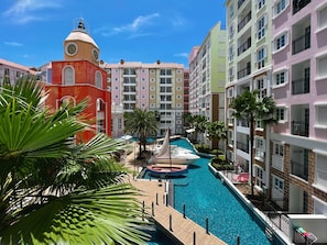 2 hồ bơi ngoài trời