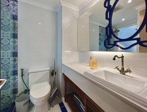 Deluxe Studio | Bathroom | Shower, towels