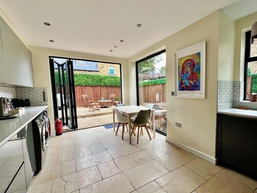 Luxury 4BR Smart Home - Garden - Designer Kitchen