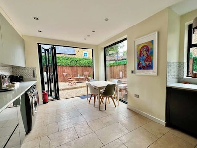 Luxury 4BR Smart Home - Garden - Designer Kitchen