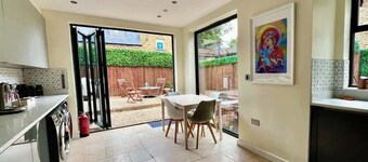 Luxury 4BR Smart Home - Garden - Designer Kitchen