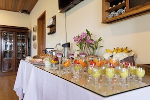 Free daily local cuisine breakfast  - Pousada Terra dos Pássaros (São Bento do Sapucaí)