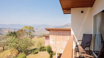 Chalé luxo, 1 cama Queen e sofá-cama, sacada, vista para a montanha | Vista do quarto