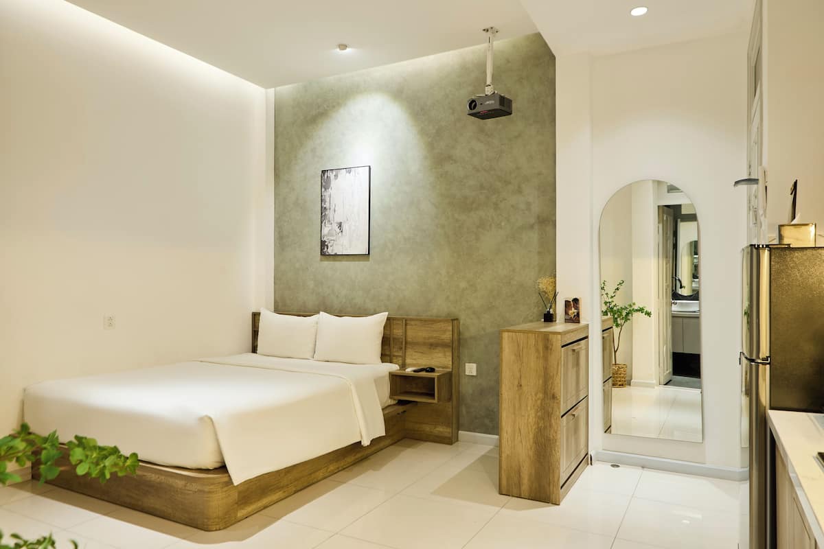 Standard with window | Down duvets, Select Comfort beds, minibar, desk