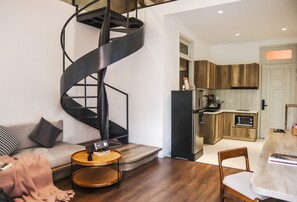 Dúplex estándar, vista al jardín | Cocineta privada | Refrigerador, microondas, parrilla de estufa y arrocera