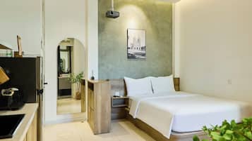 Apartemen Basic | Selimut bulu angsa, tempat tidur Select Comfort, minibar, dan meja kerja