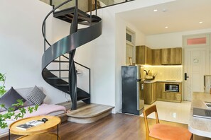 Duplex with Balcony | Down duvets, Select Comfort beds, minibar, desk - Kin Wander Tan Quy (Tan Hung Ward)